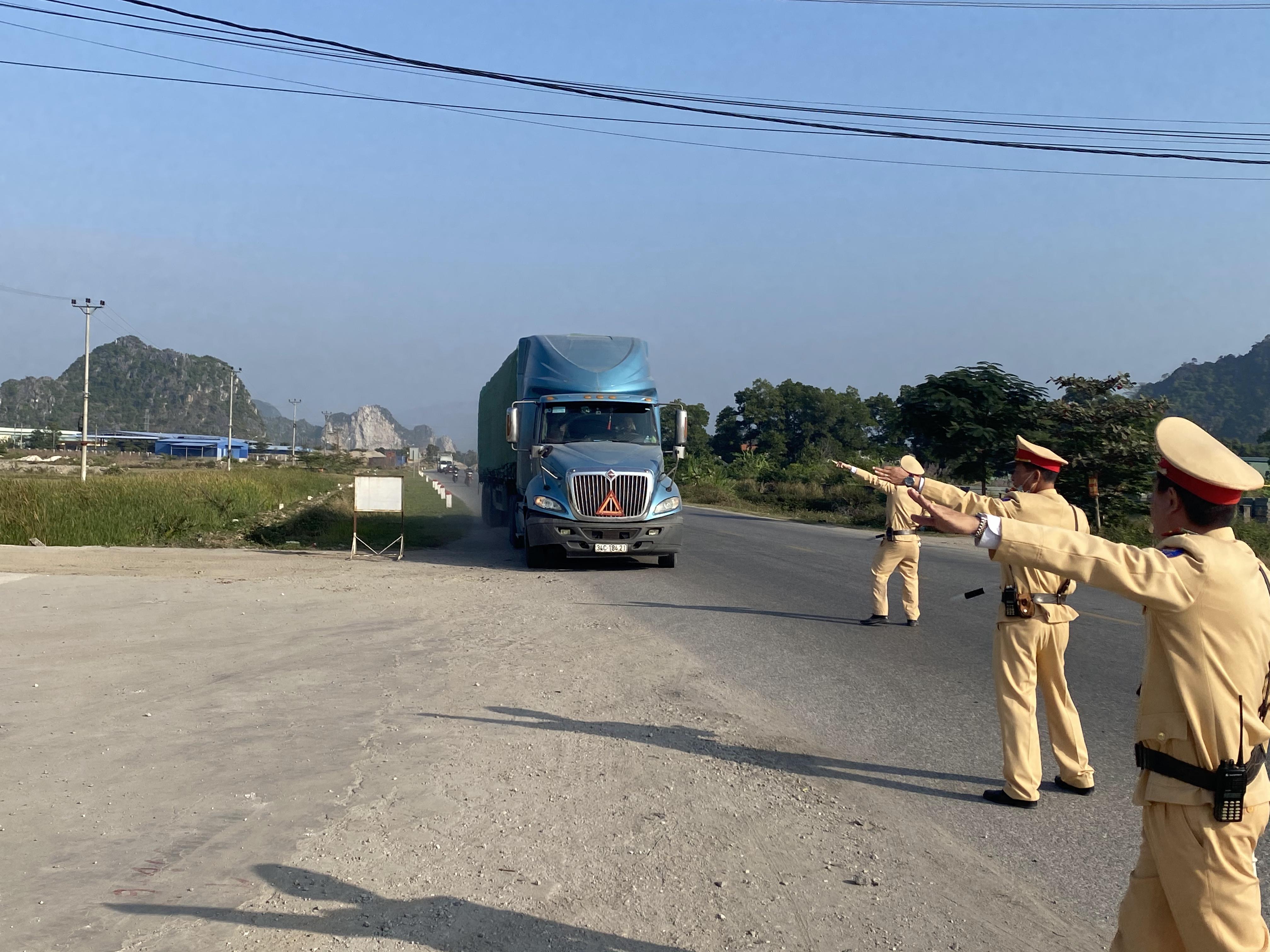 Xử lý vi phạm theo chuyên đề chở hàng quá tải trọng, quá khổ giới hạn, tự ý cải tạo phương tiện trên đường bộ 